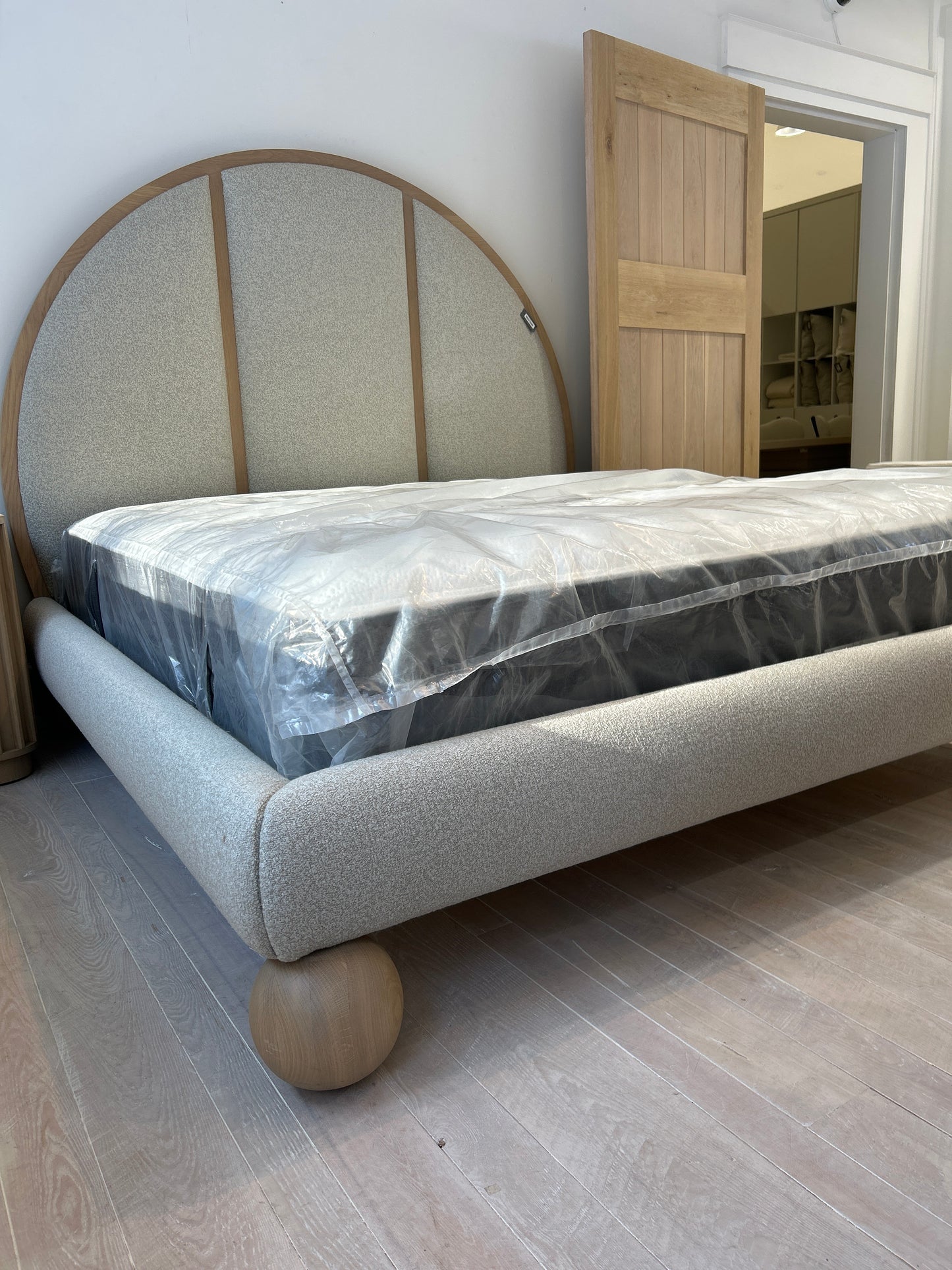 Mott Bed